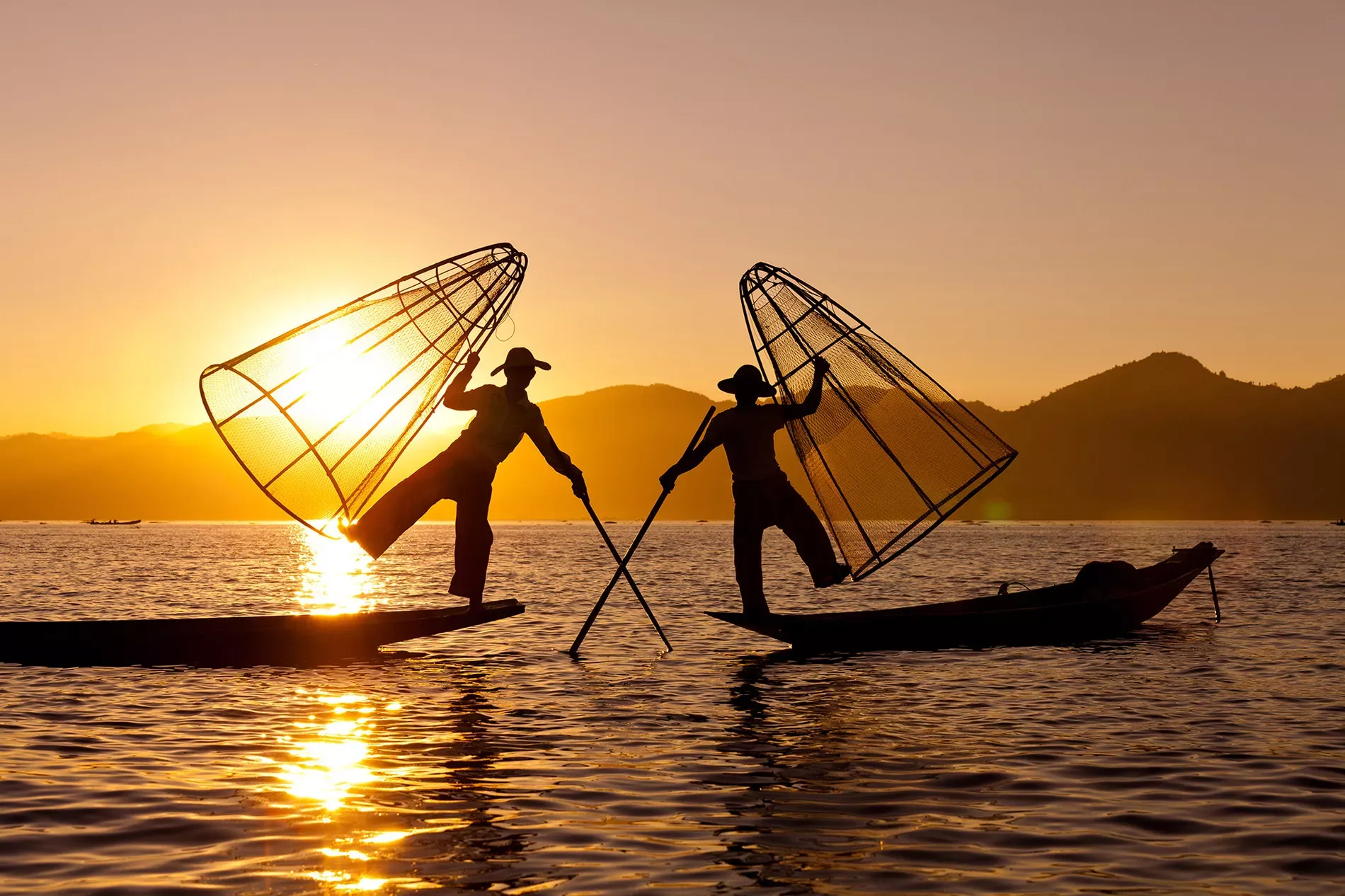 Pessoa em camelo no deserto