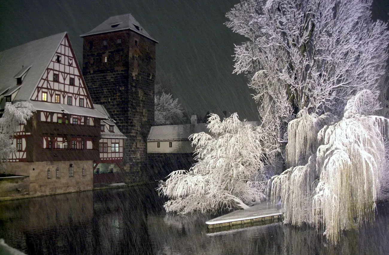 Pessoa em camelo no deserto