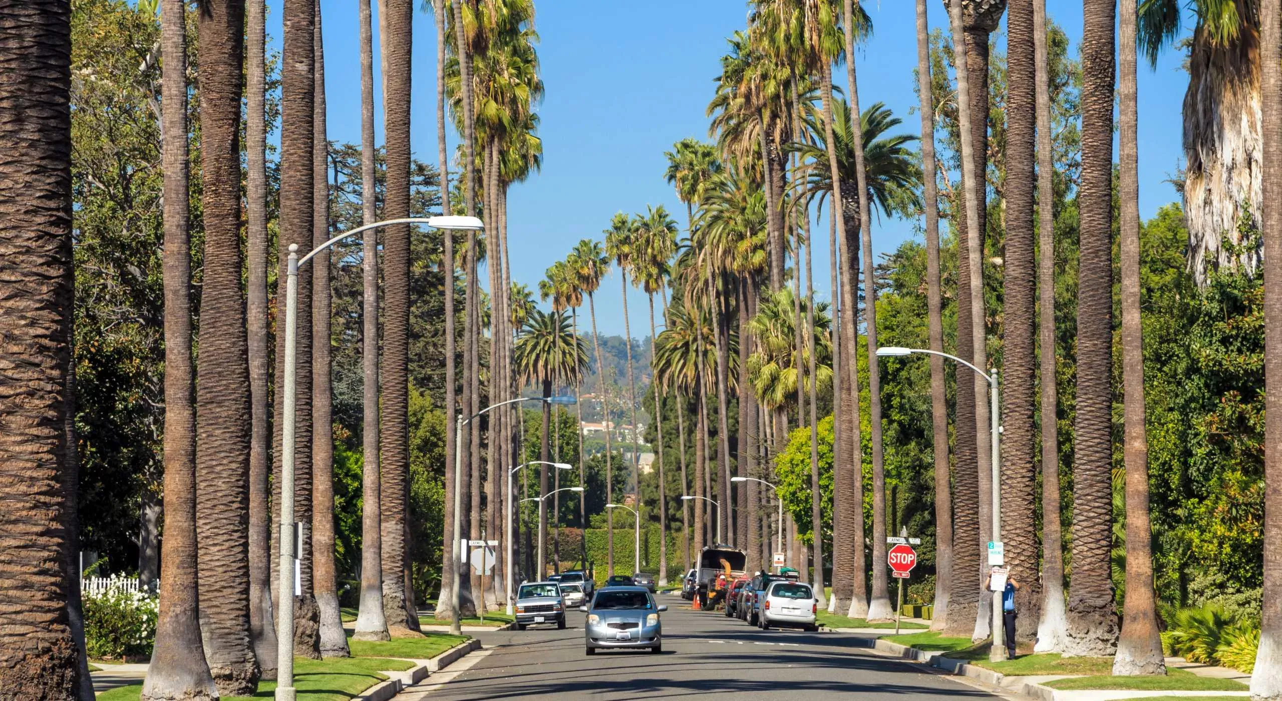 Pessoa em camelo no deserto