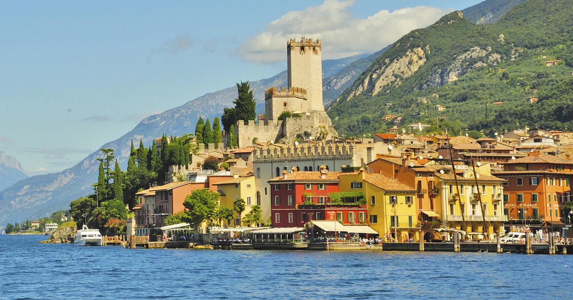 Pessoa em camelo no deserto