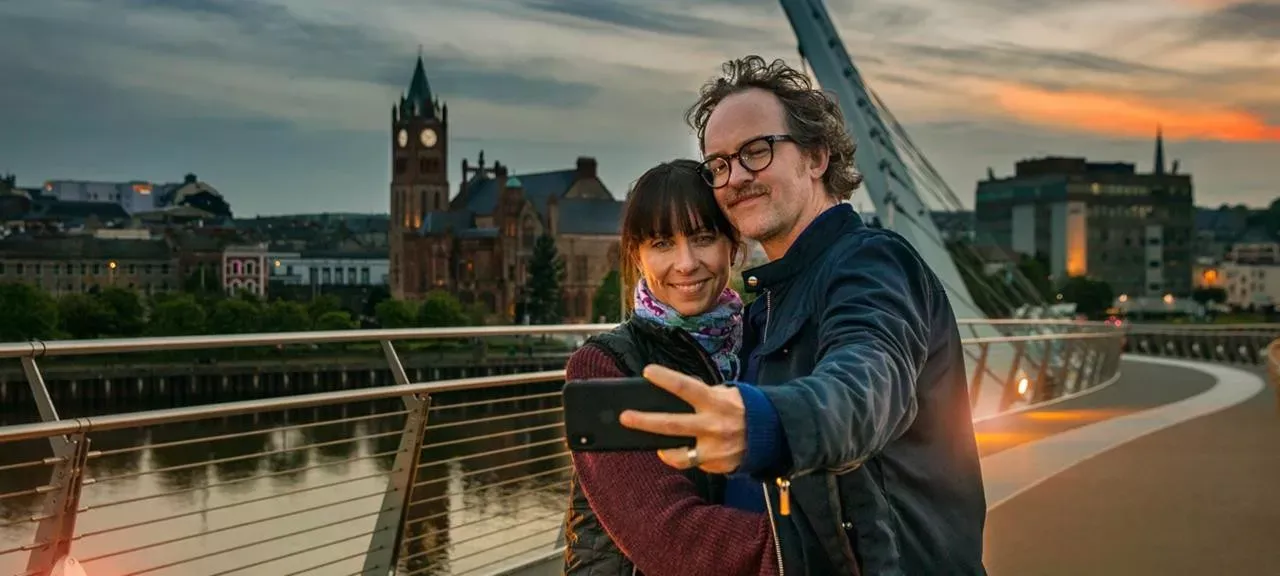 Pessoa em camelo no deserto