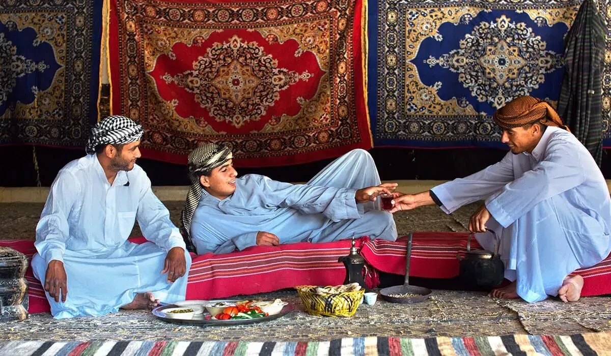 Pessoa em camelo no deserto