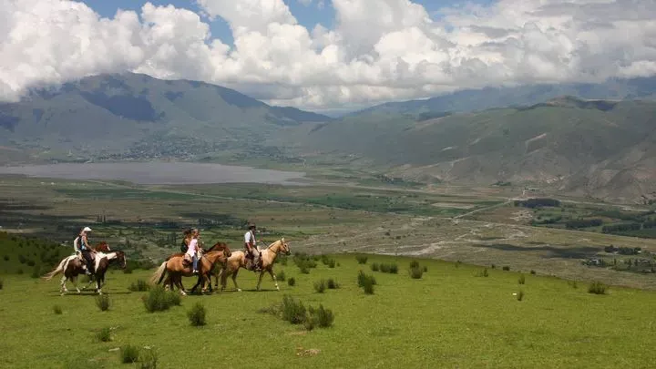 Pessoa em camelo no deserto