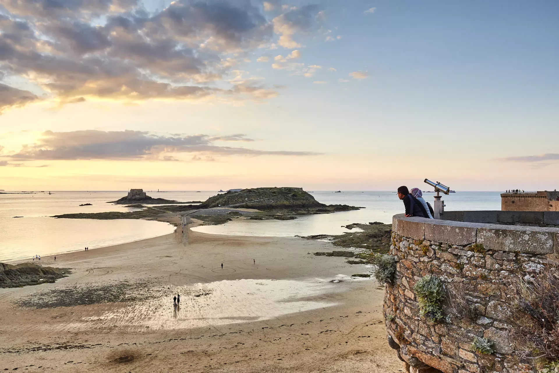 Pessoa em camelo no deserto