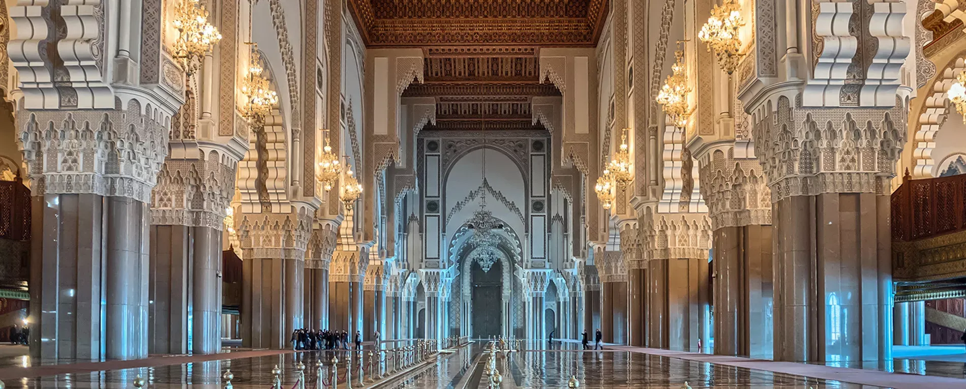 Pessoa em camelo no deserto
