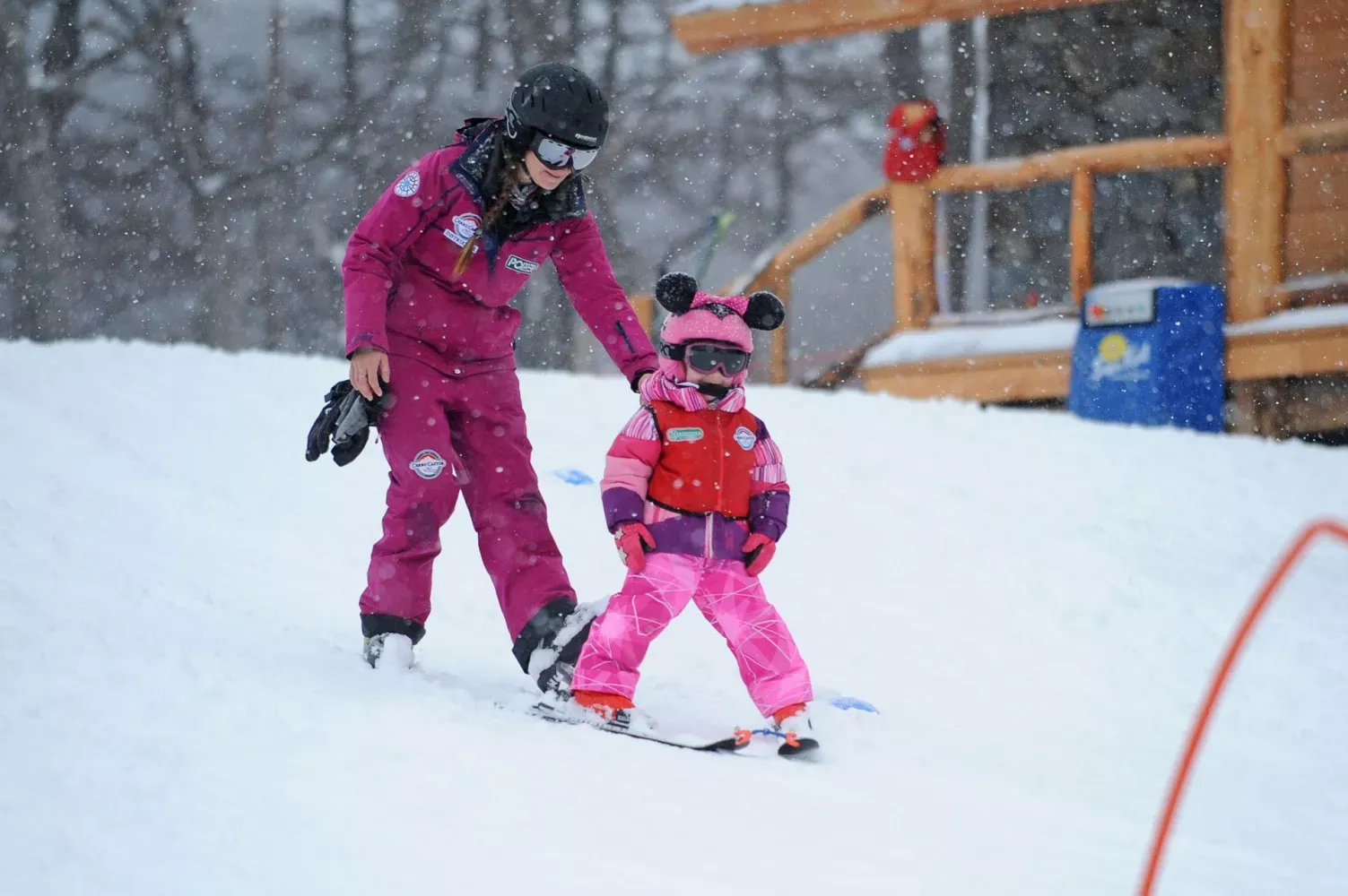 Pessoa em camelo no deserto