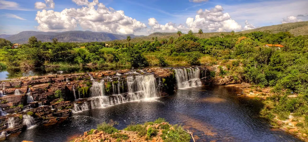 Pessoa em camelo no deserto