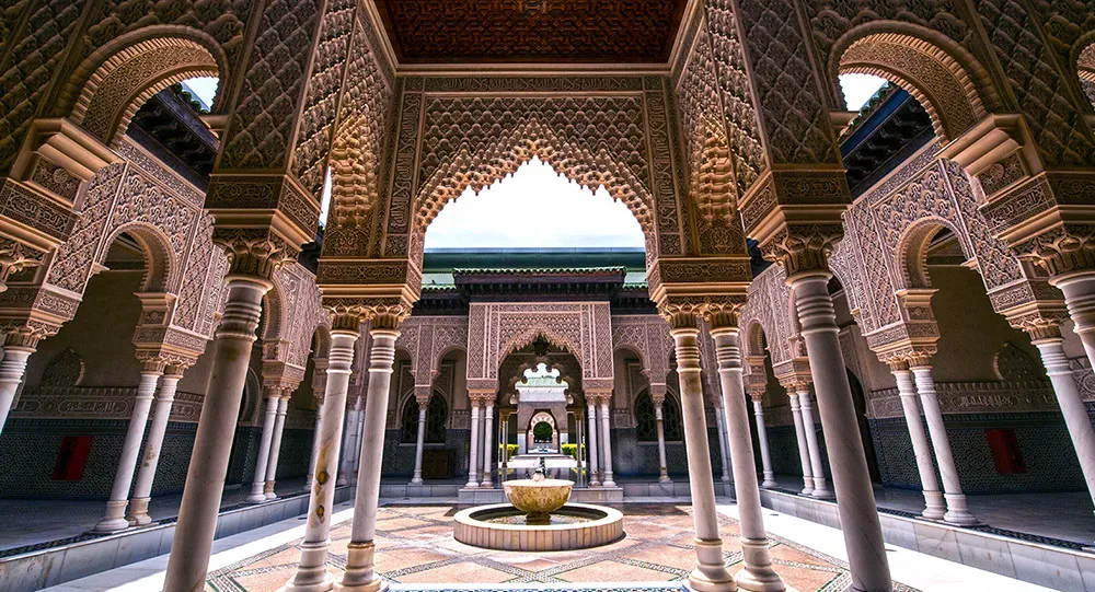 Pessoa em camelo no deserto