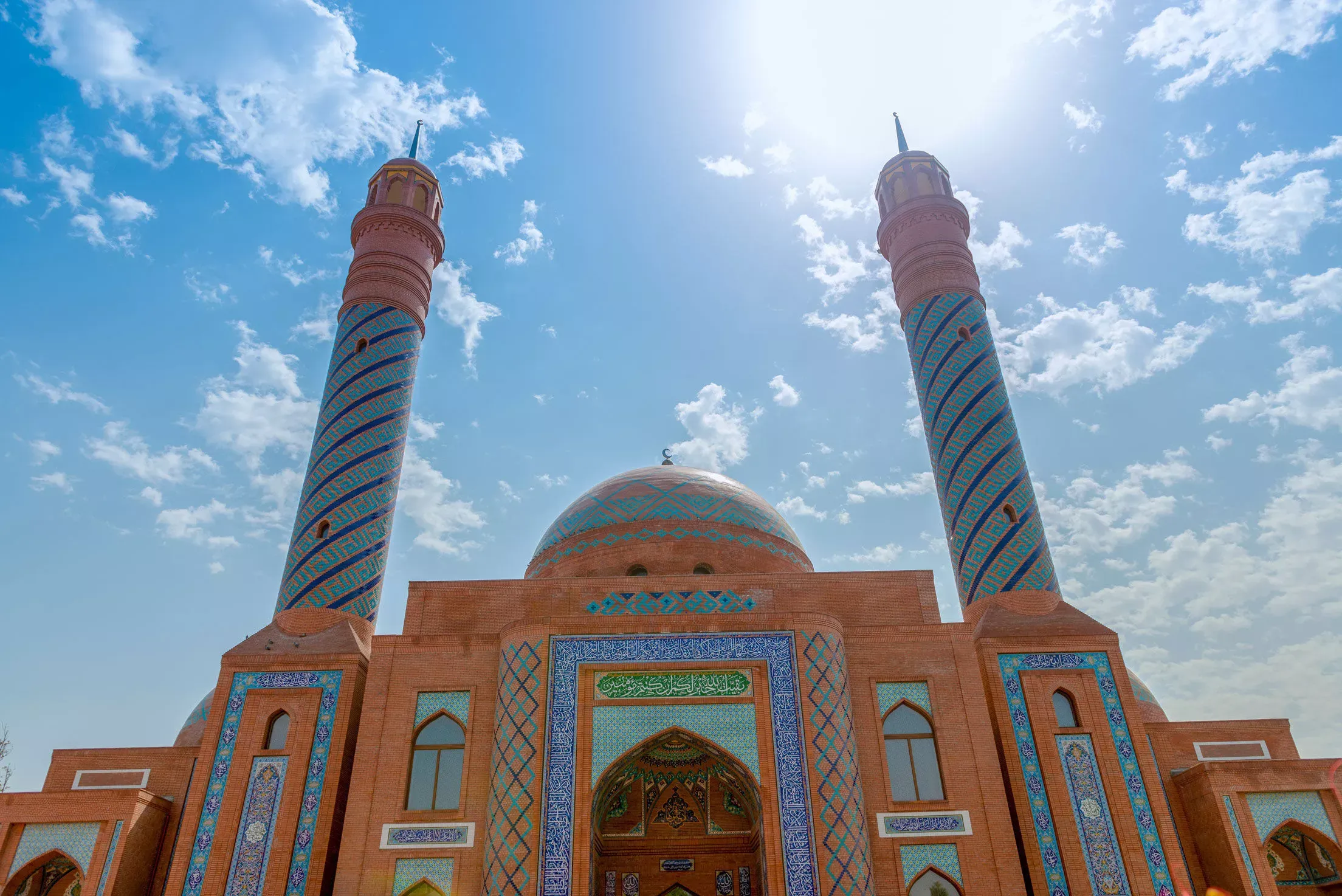 Pessoa em camelo no deserto