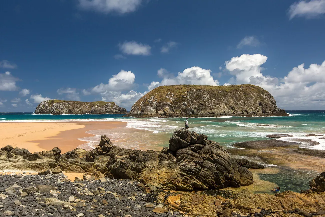 Pessoa em camelo no deserto