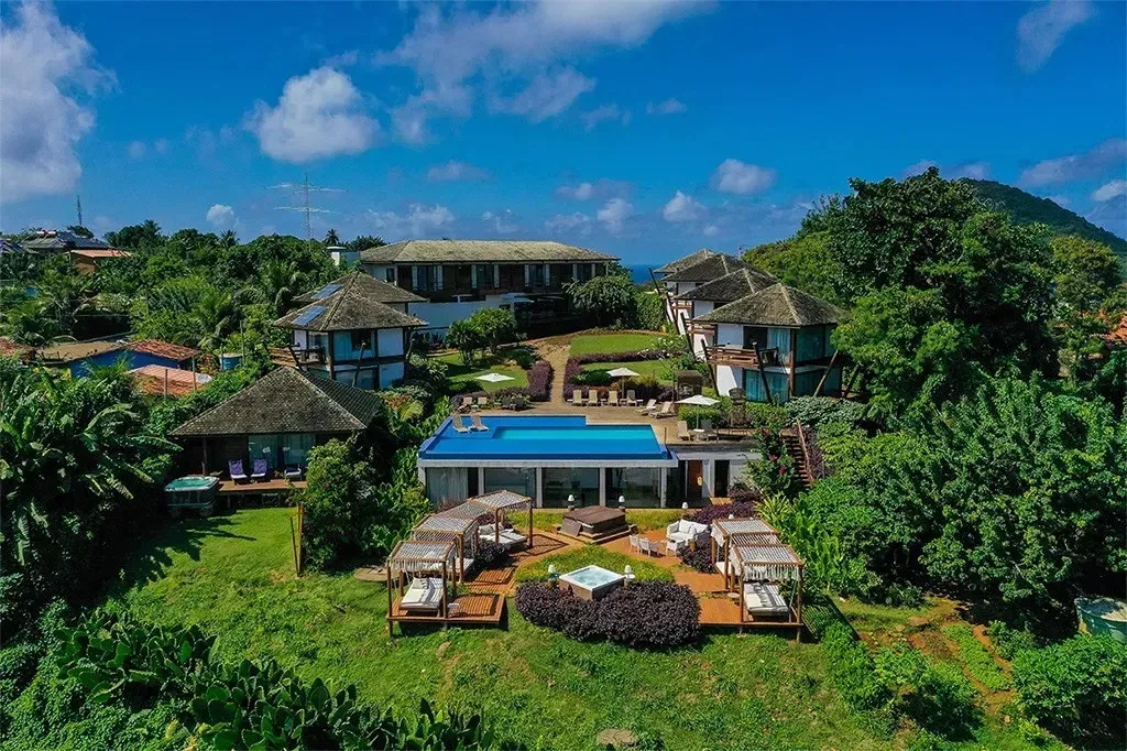 Pessoa em camelo no deserto