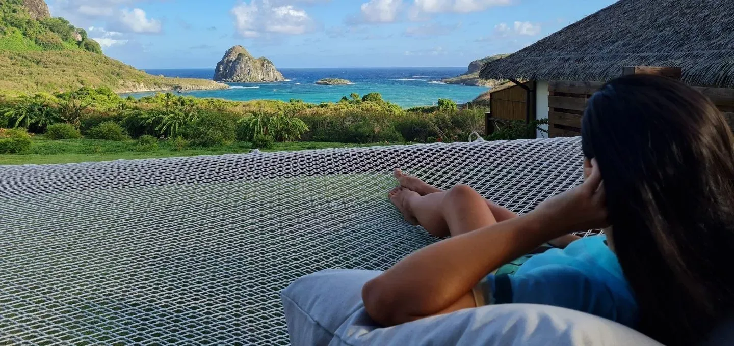 Pessoa em camelo no deserto