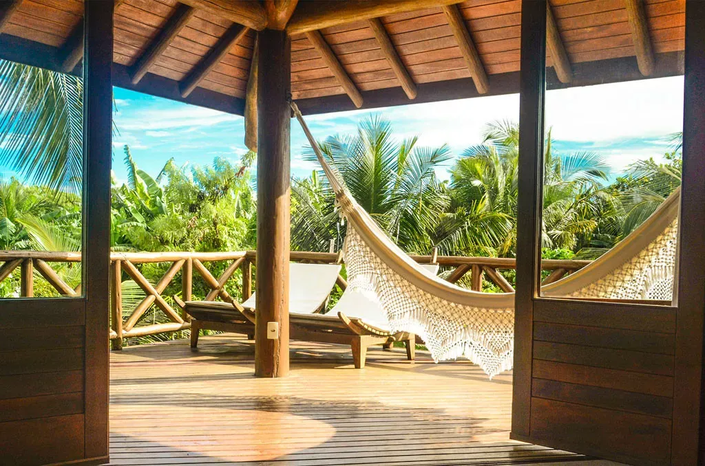 Pessoa em camelo no deserto