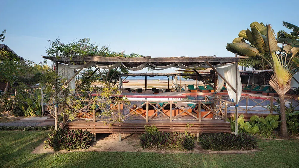 Pessoa em camelo no deserto