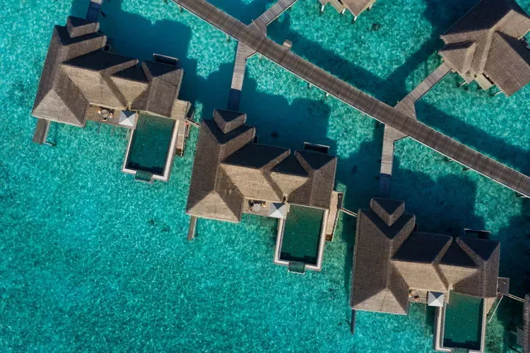 Pessoa em camelo no deserto