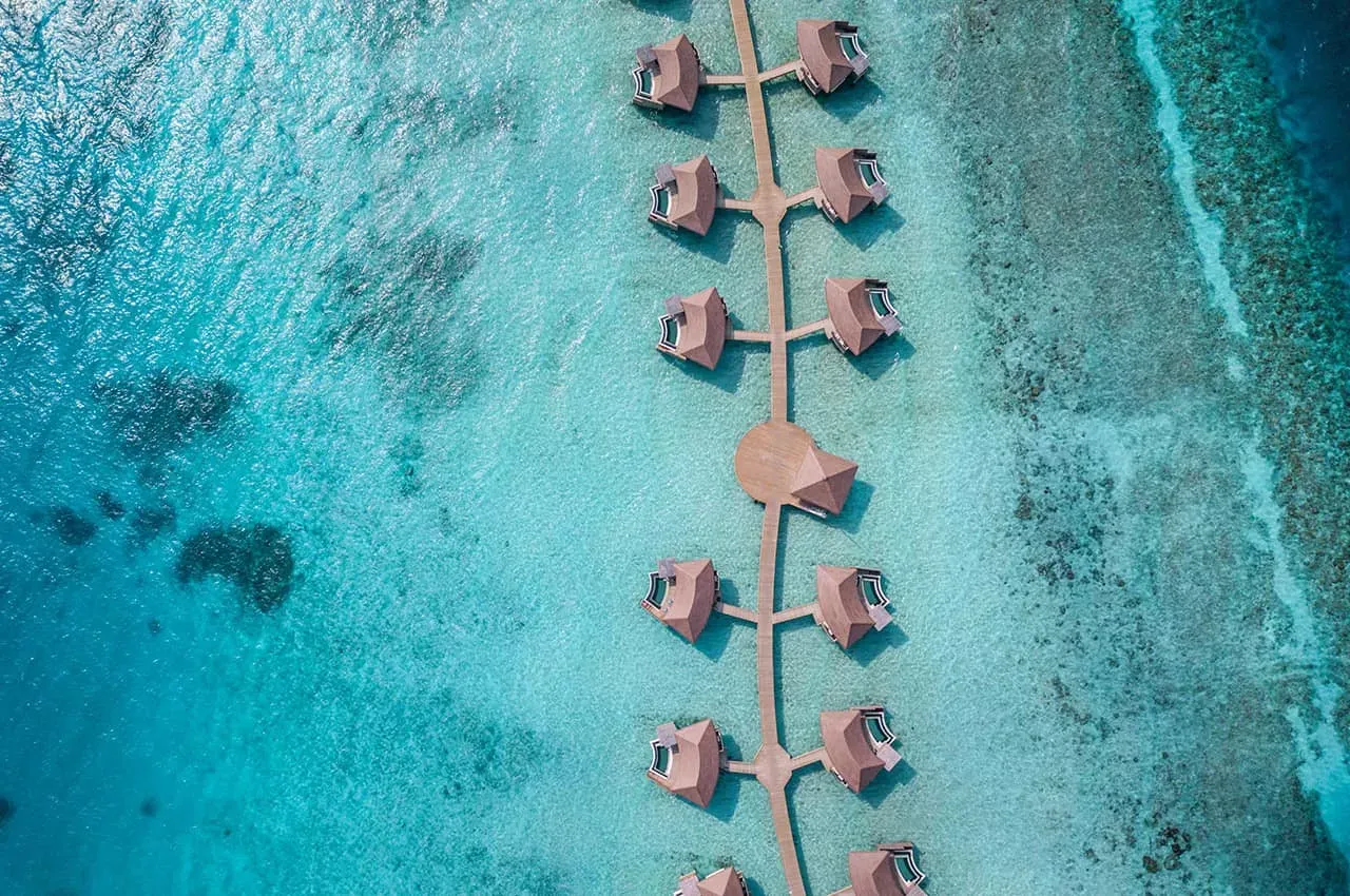 Pessoa em camelo no deserto