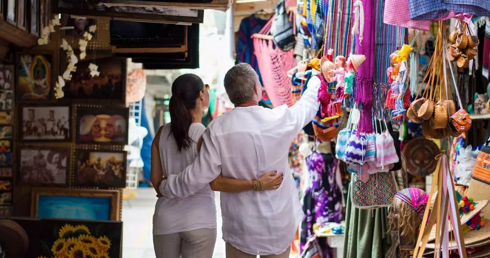 Pessoa em camelo no deserto