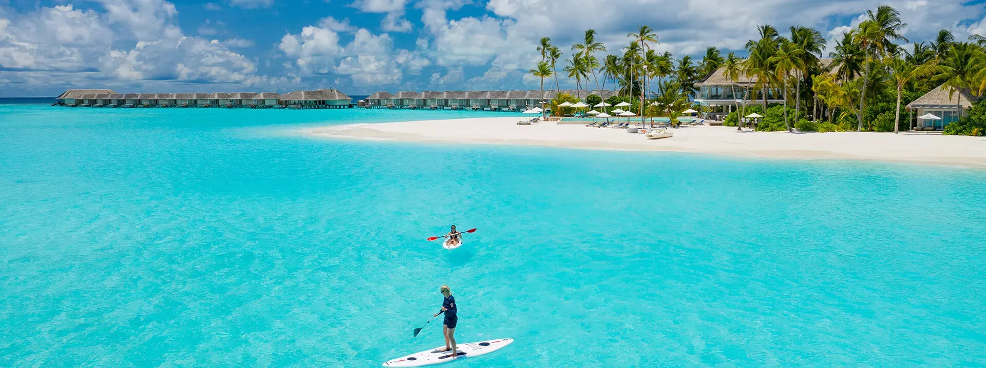 Pessoa em camelo no deserto