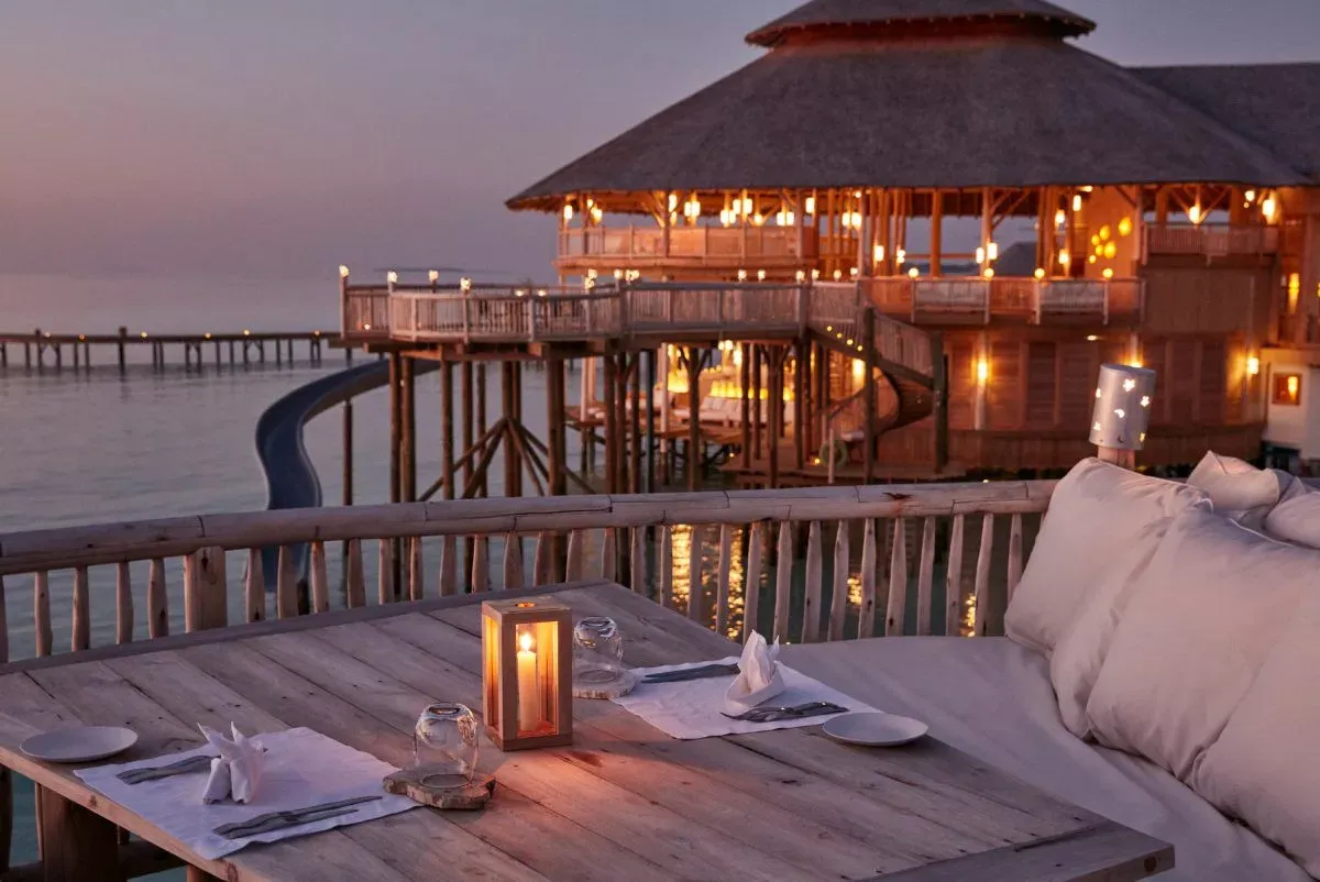 Pessoa em camelo no deserto