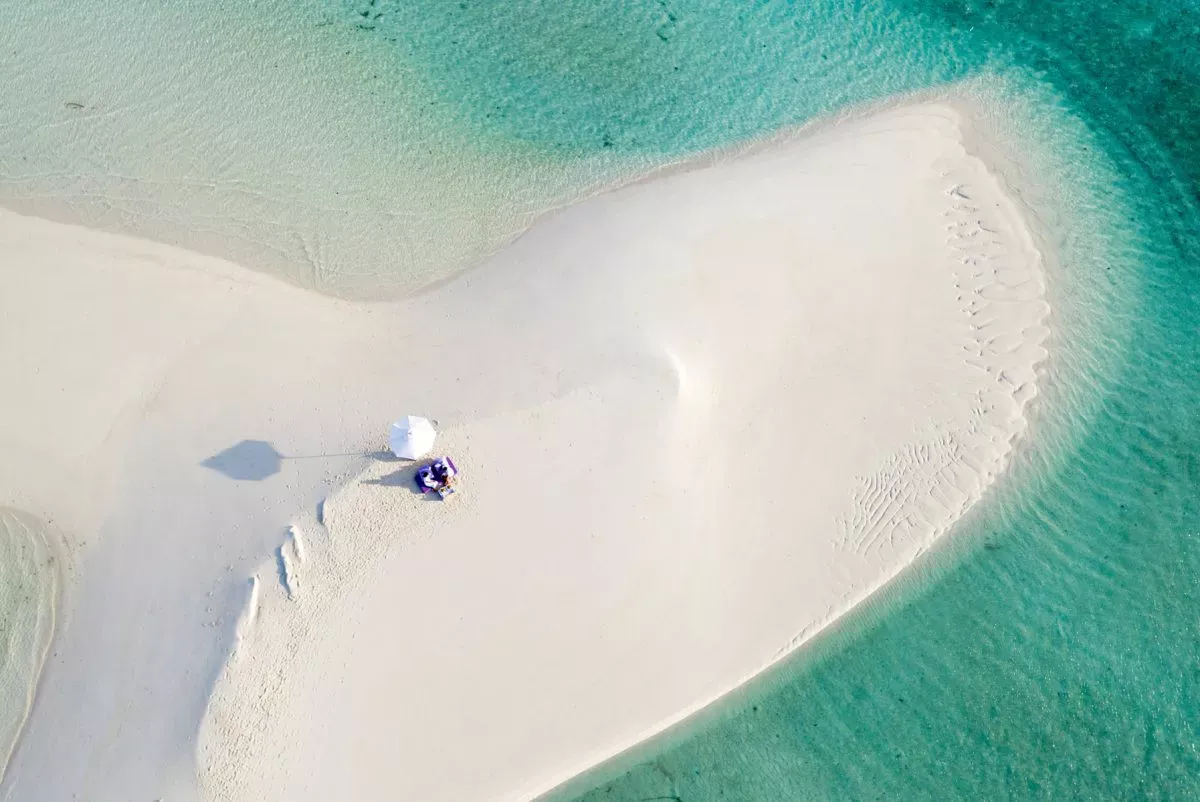 Pessoa em camelo no deserto