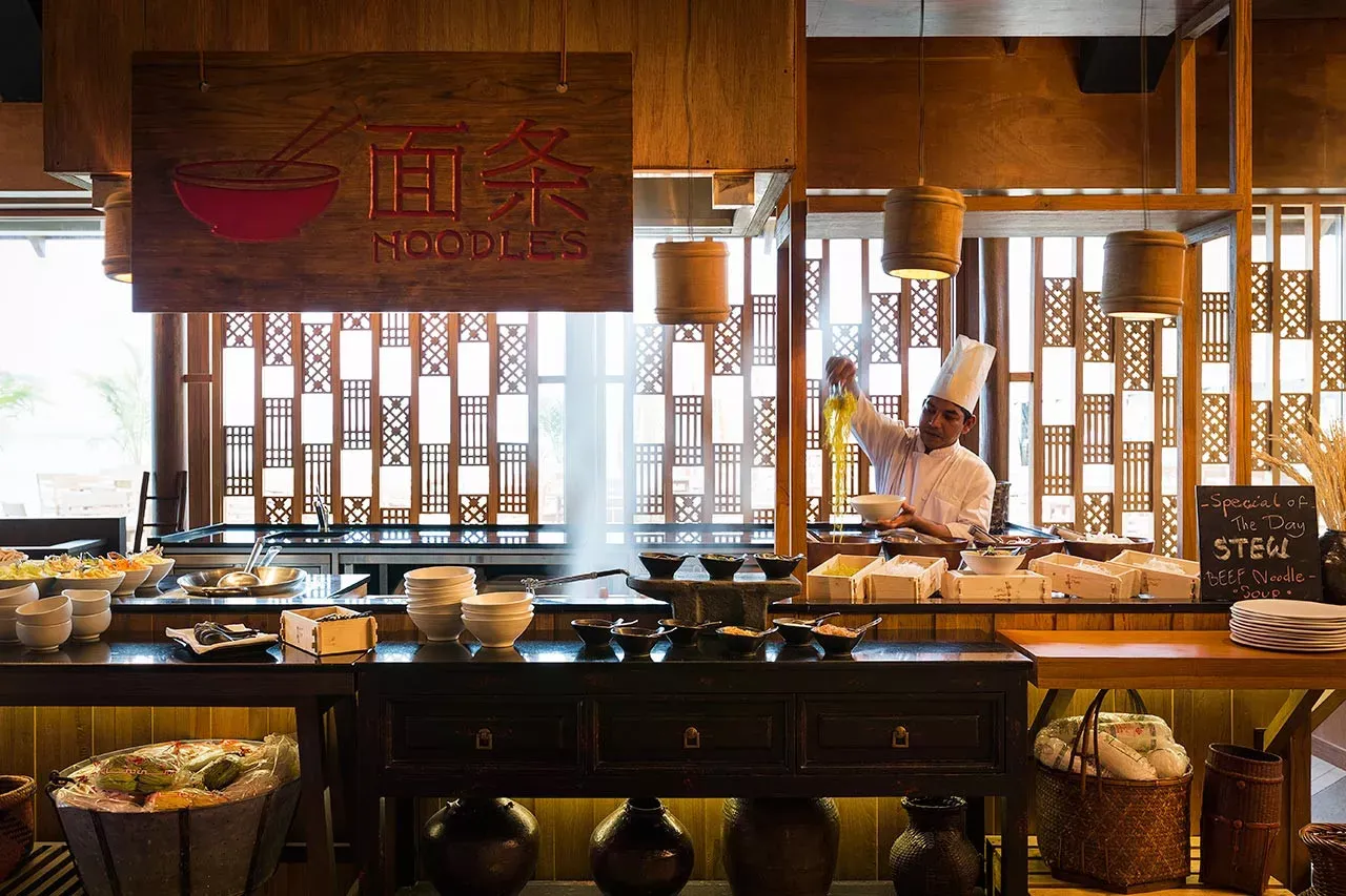 Pessoa em camelo no deserto