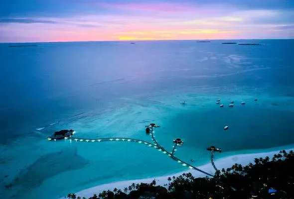 Pessoa em camelo no deserto