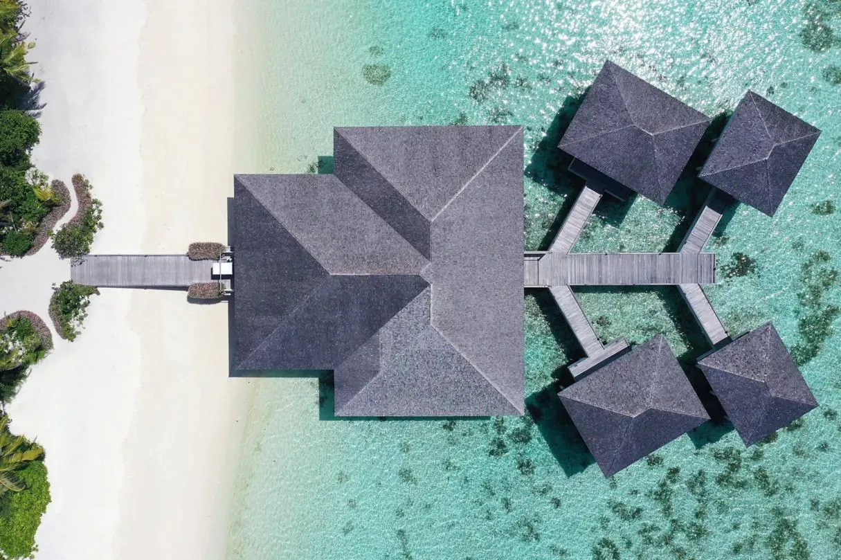 Pessoa em camelo no deserto