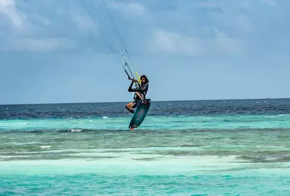 Pessoa em camelo no deserto