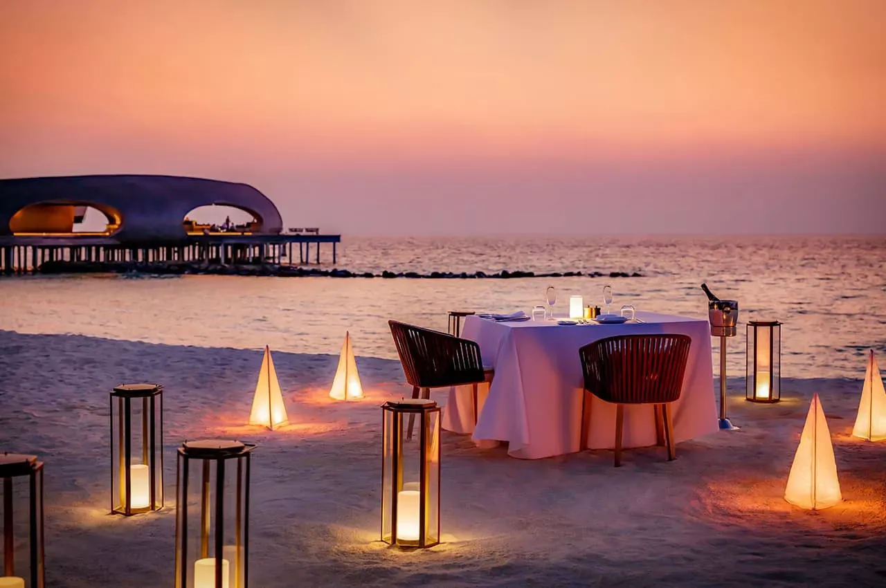 Pessoa em camelo no deserto