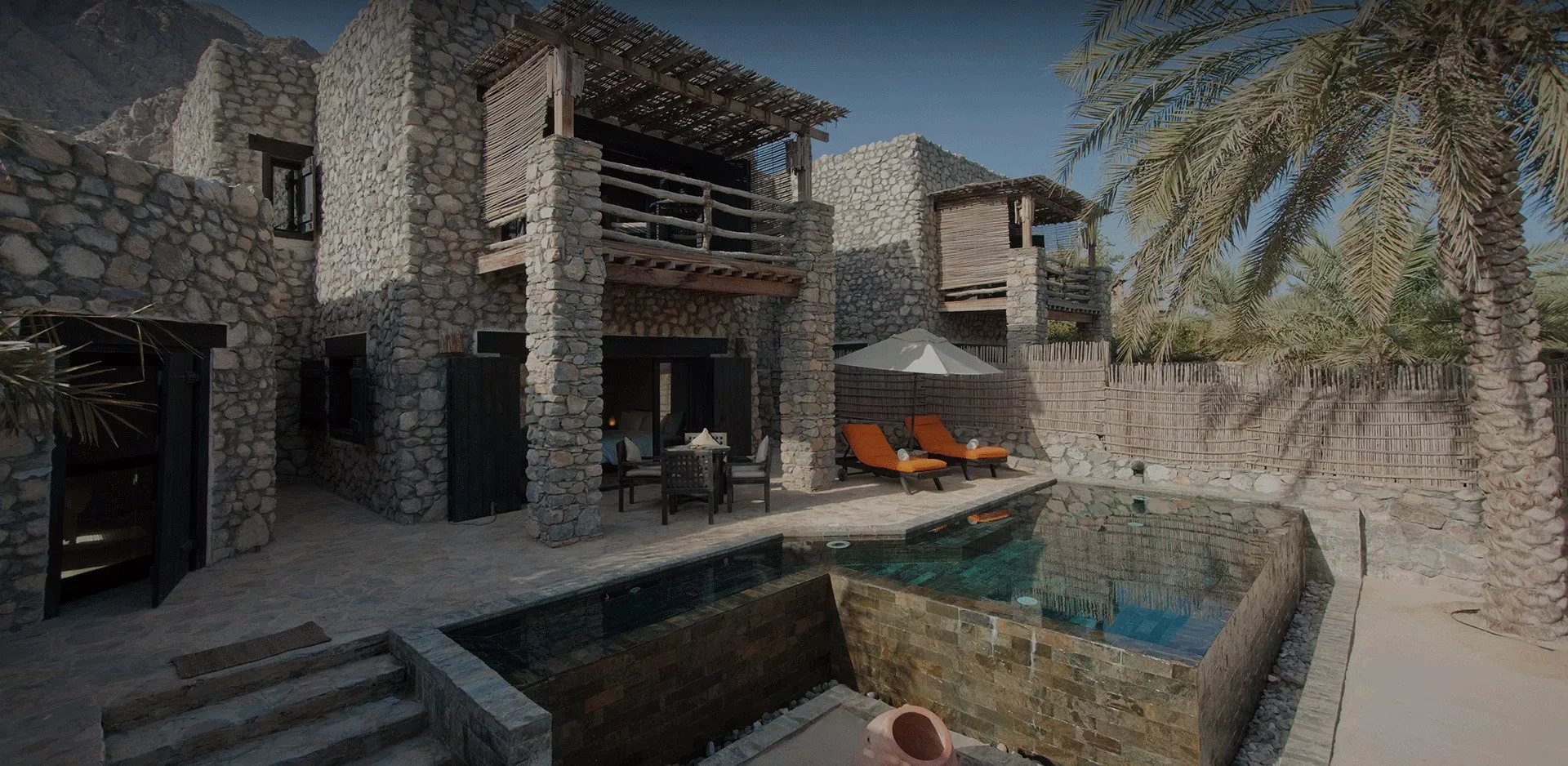 Pessoa em camelo no deserto