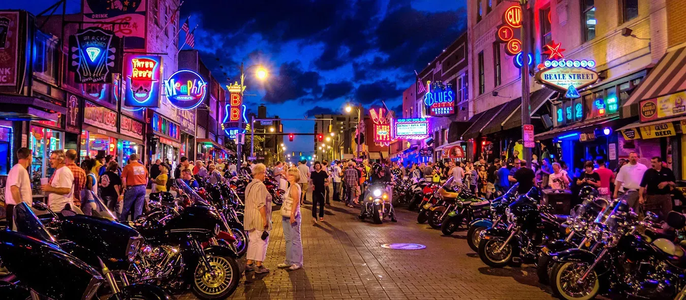 Pessoa em camelo no deserto