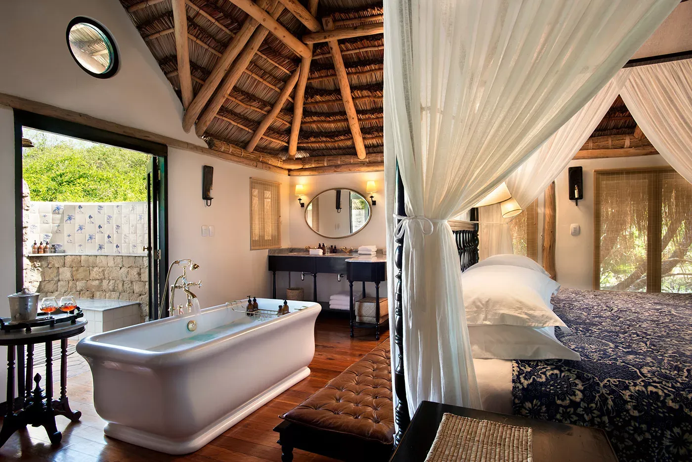 Pessoa em camelo no deserto