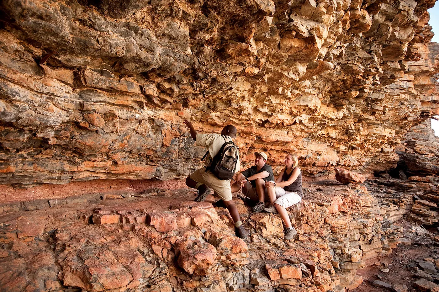 Pessoa em camelo no deserto