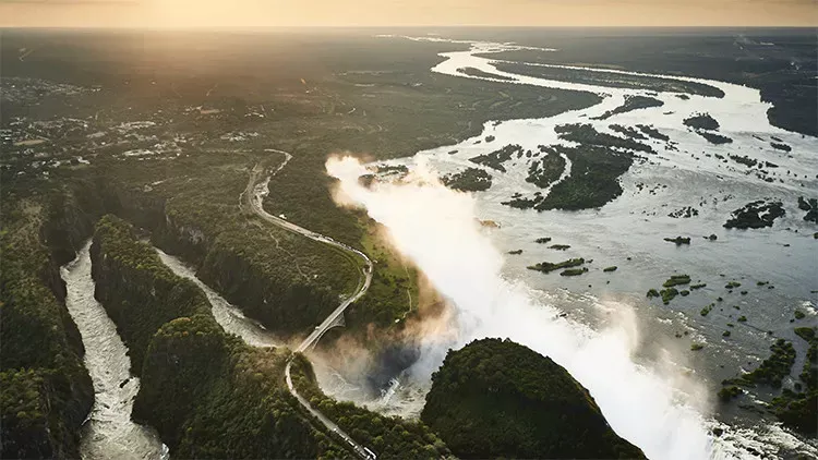 Pessoa em camelo no deserto