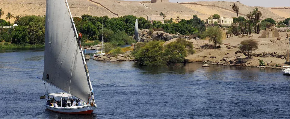 Pessoa em camelo no deserto