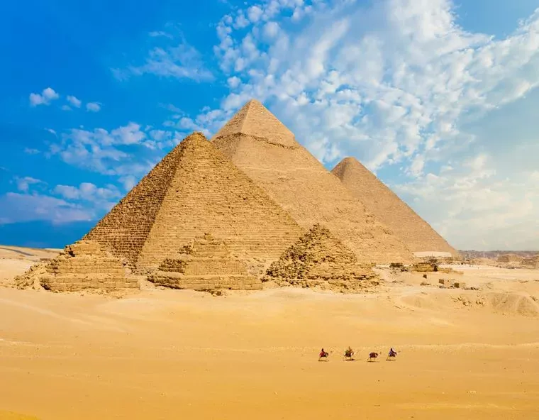 Pessoa em camelo no deserto