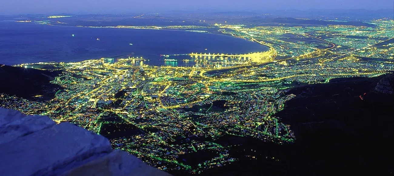 Pessoa em camelo no deserto