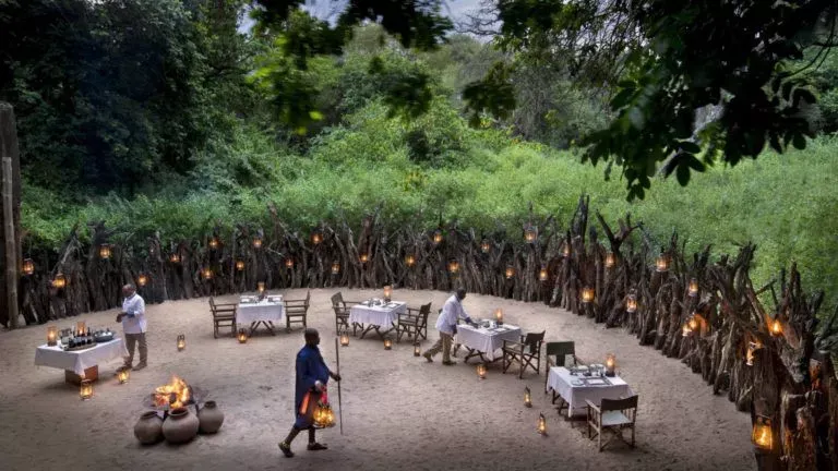 Pessoa em camelo no deserto