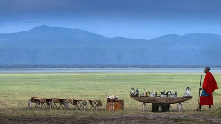 Pessoa em camelo no deserto