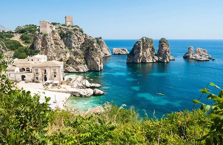 Pessoa contemplando o mar