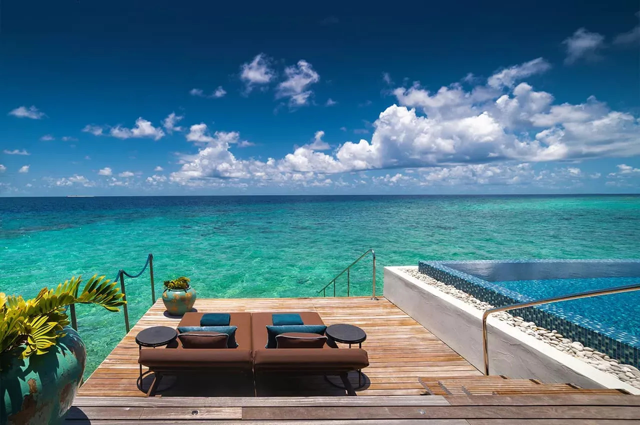 Pessoa em camelo no deserto