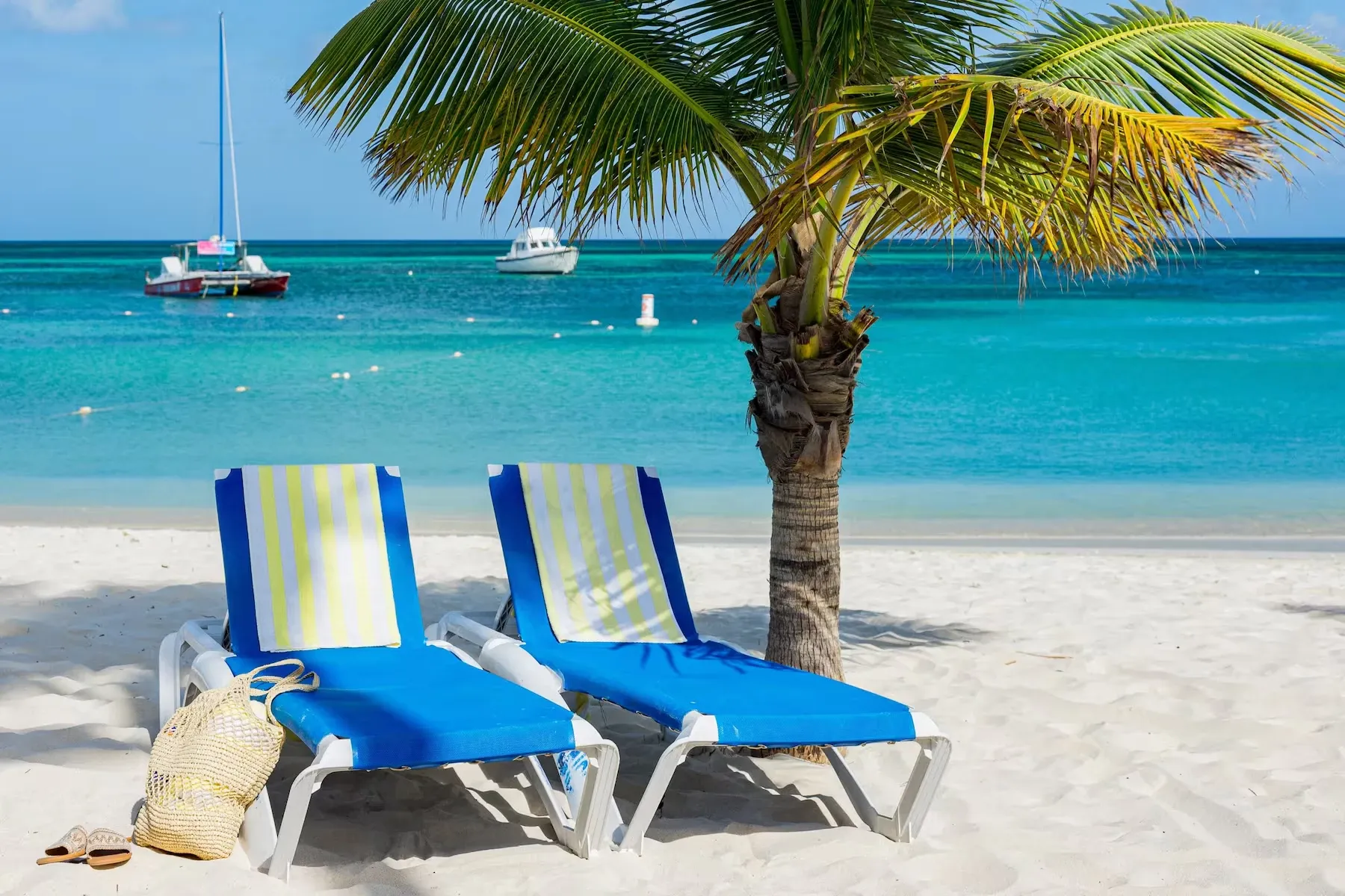 Pessoa em camelo no deserto