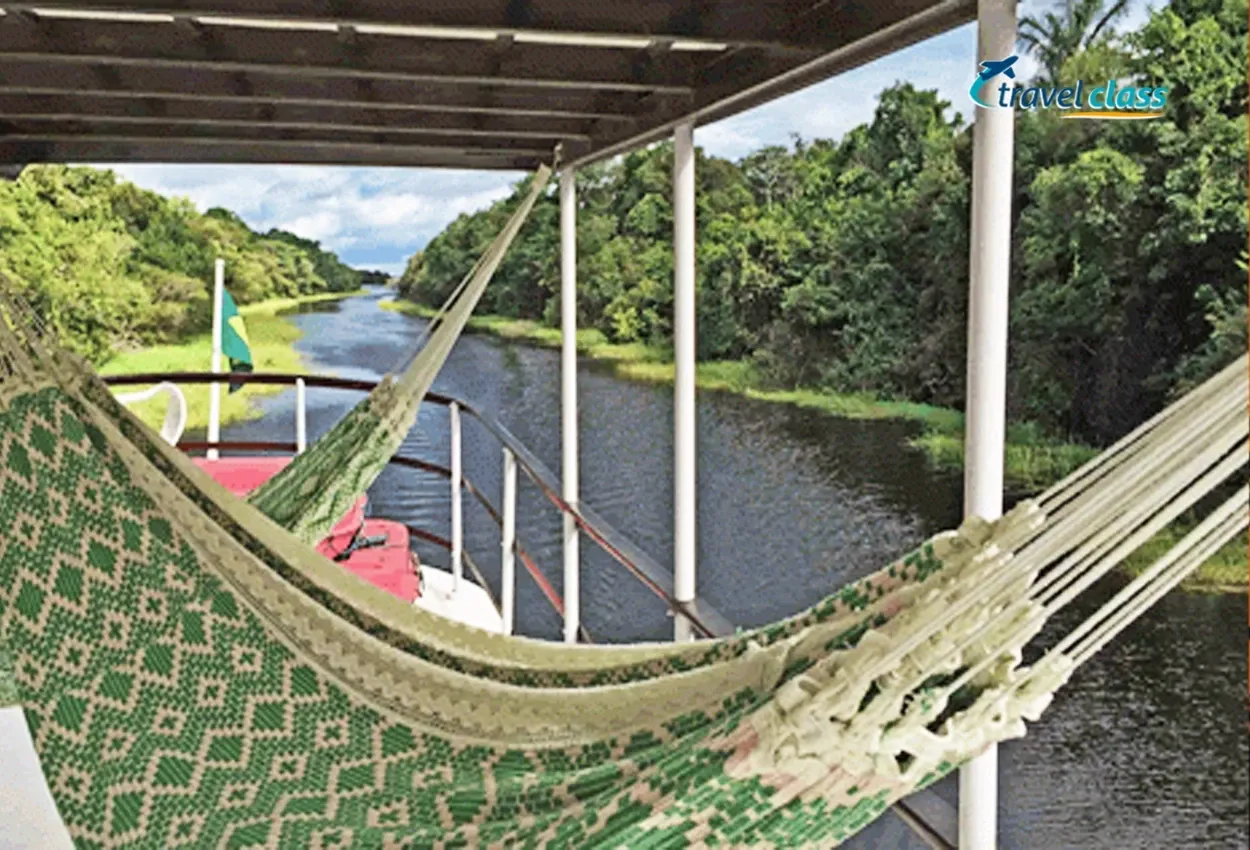 Pessoa em camelo no deserto