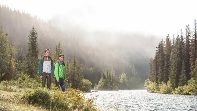 Pessoa em camelo no deserto