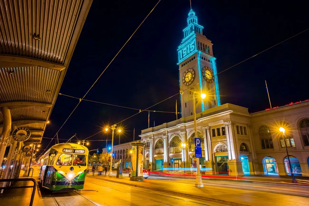 Pessoa em camelo no deserto