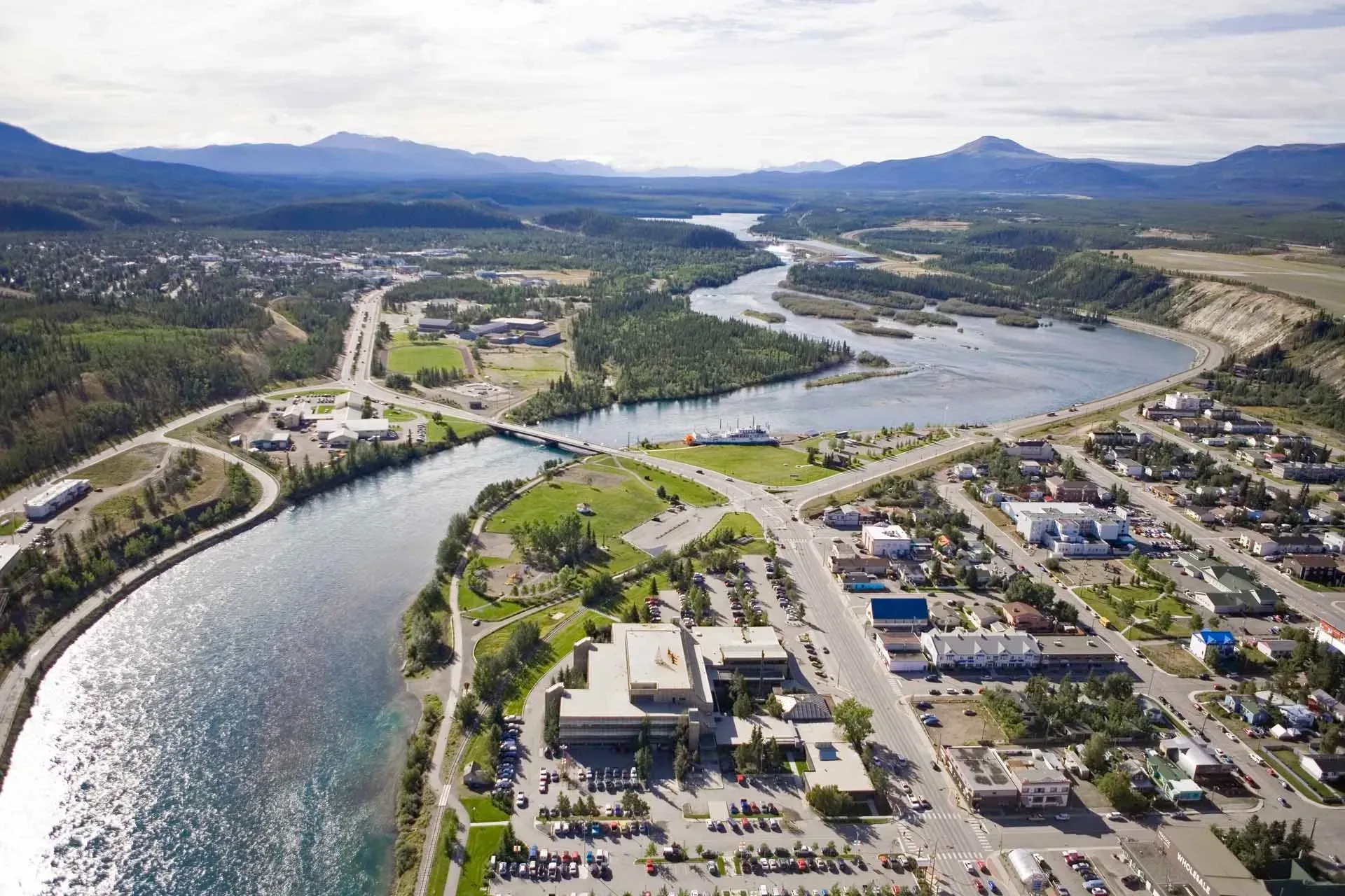 Pessoa em camelo no deserto