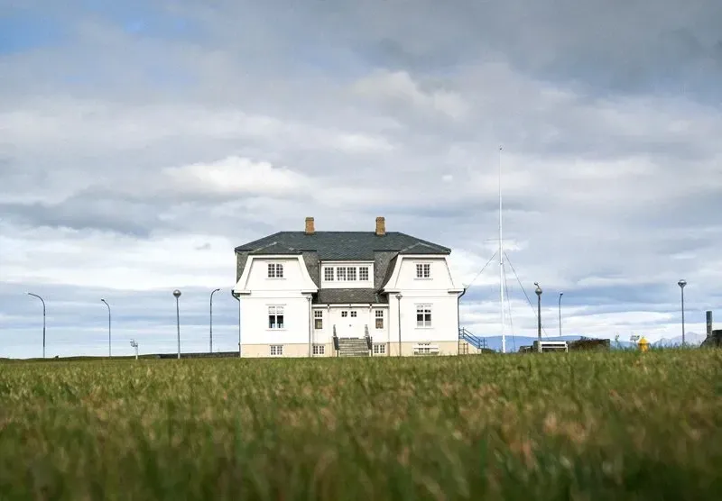 Pessoa em camelo no deserto