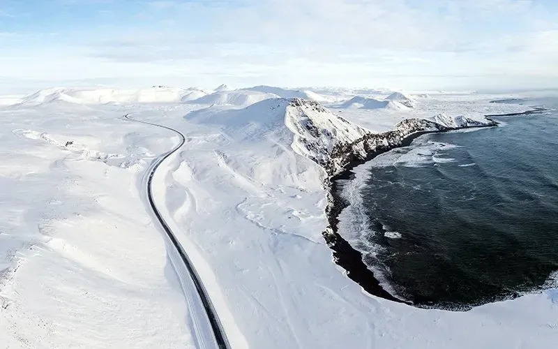 Pessoa em camelo no deserto
