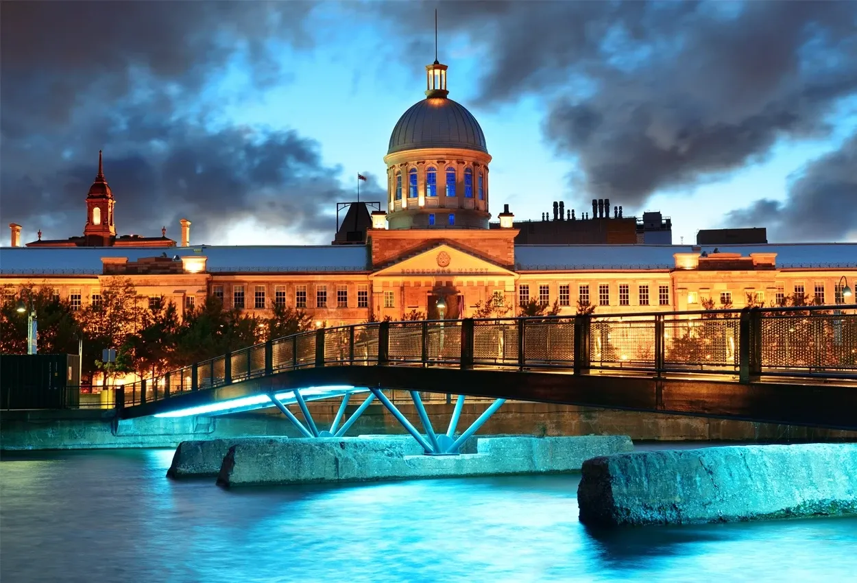 Pessoa em camelo no deserto