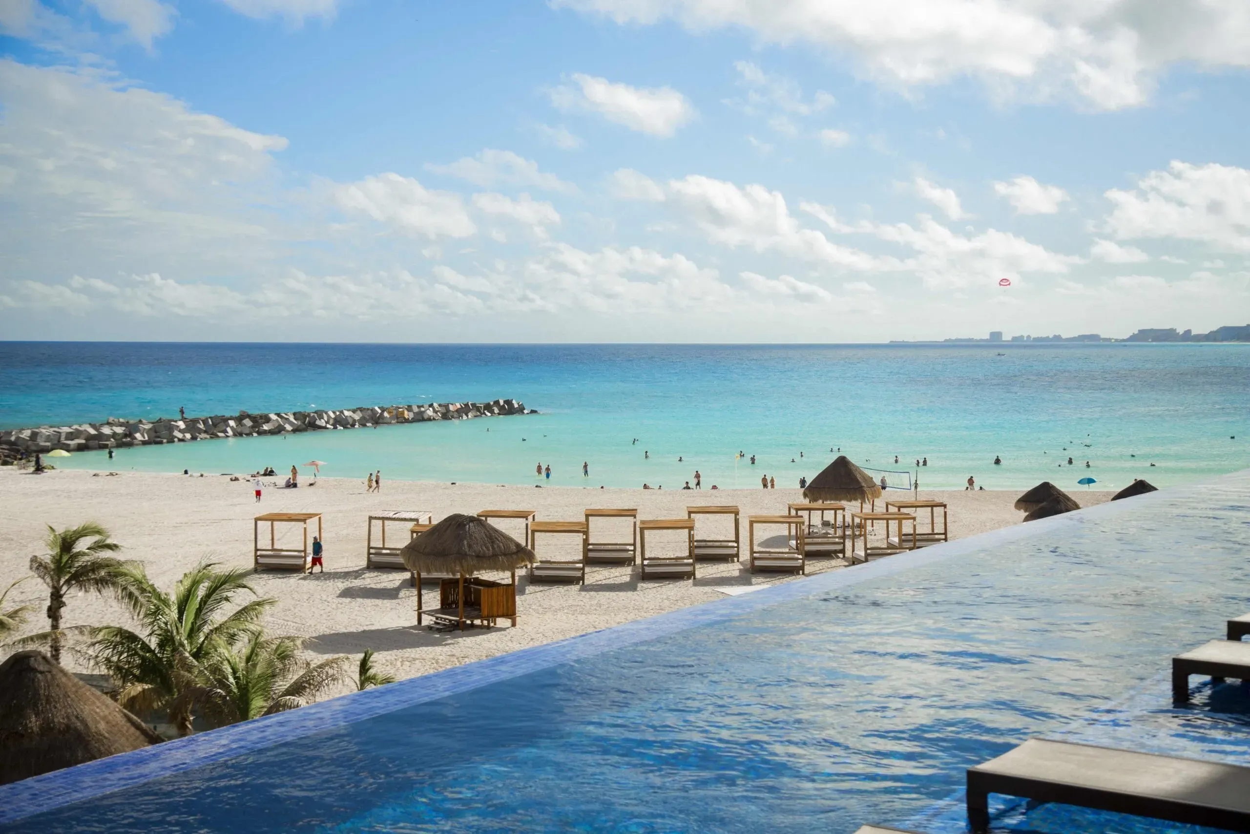 Pessoa em camelo no deserto